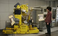 東北大学で展示されている耐放射線作業ロボット「MENHIR」（田所教授提供）