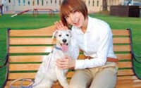 篠田麻里子　　『犬とあなたの物語 いぬのえいが』（公開中/アスミック・エース）では親バカ愛犬家をコミカルに好演。(C)2010「犬とあなたの物語」製作委員会