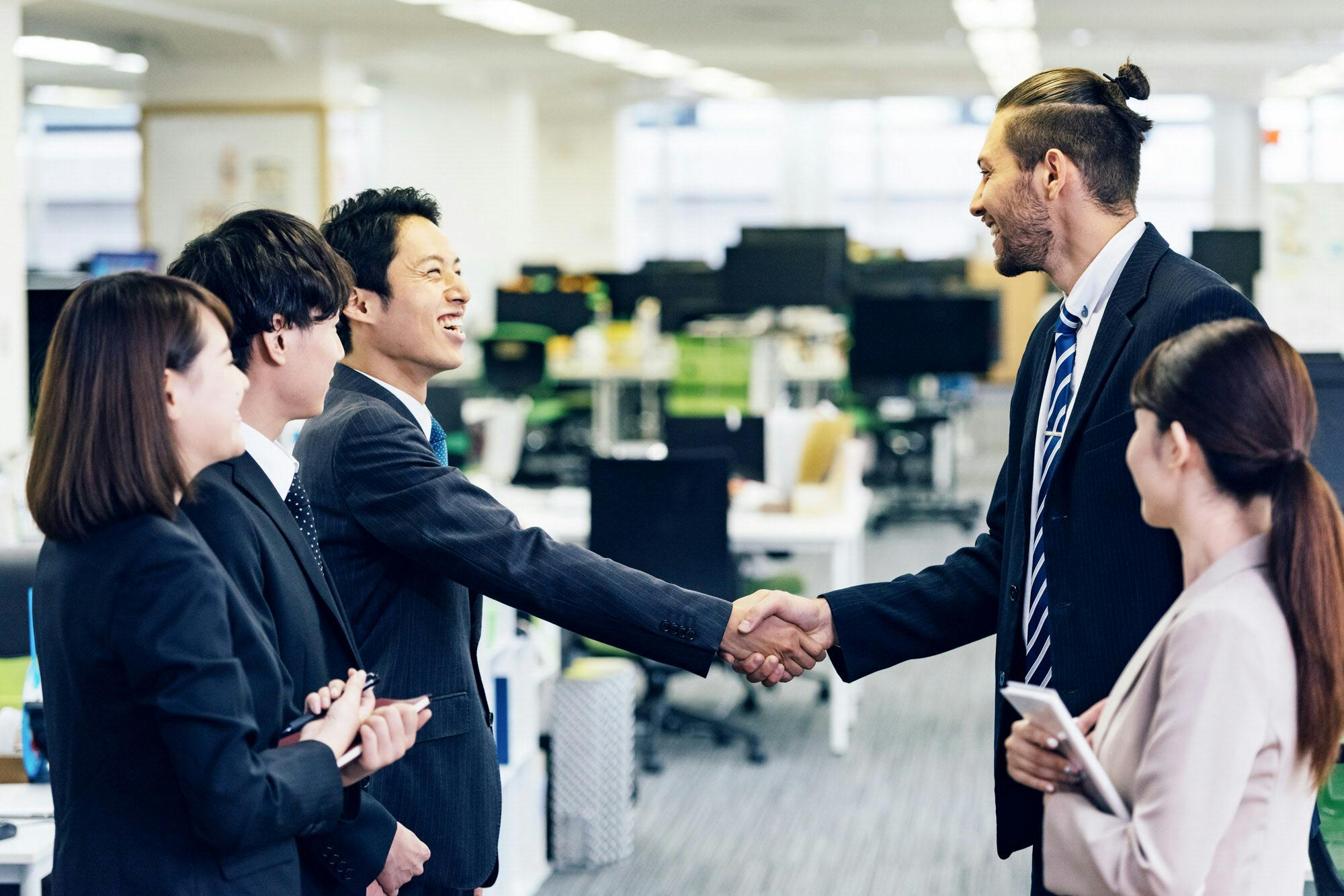 外国人上司の着任前に 先手必勝の2つの英文術 Nikkeiリスキリング 外国人上司の着任前に 先手必勝の2つの英文術 Nikkeiリスキリング