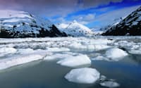 氷河でつくられた巨大な氷塊がアラスカ湾に転がりおちる。(c)Ann Cecil/Lonely Planet Images