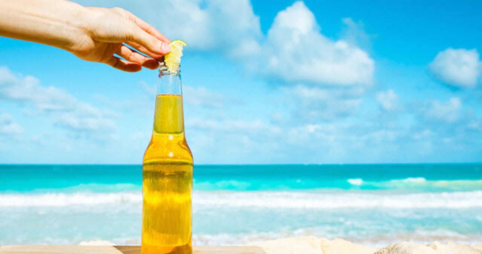 瓶にライム挿すはウソ メキシコビール本当のお作法 Nikkei Style 瓶にライム挿すはウソ メキシコビール本当のお作法 Nikkei Style