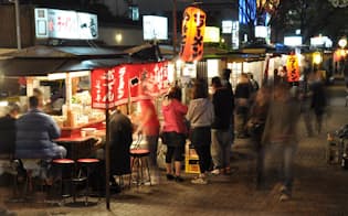 「日本食」人気に伴って外国人観光客の姿が増えている福岡の屋台（写真:japan-guide.com）
