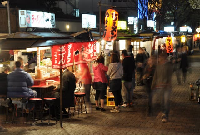 「日本食」人気に伴って外国人観光客の姿が増えている福岡の屋台（写真：japan-guide.com）