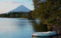 ニカラグア湖に浮かぶオメテペ島。向こうにそびえるのはコンセプシオン火山。(c)Margie Politzer/Lonely Planet Images