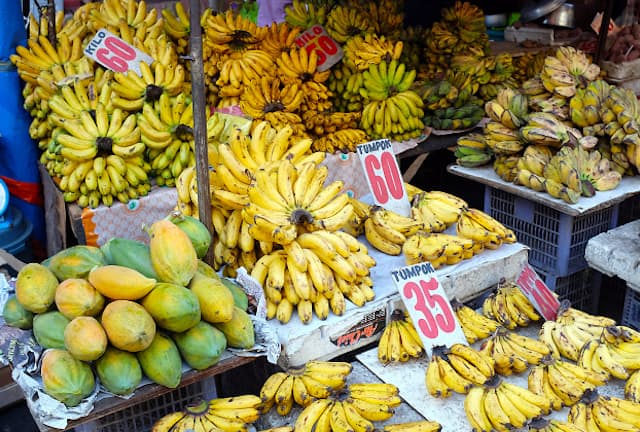 バナナの並ぶフィリピン・マニラのマーケット＝PIXTA