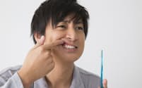 歯茎が赤くなり、歯磨き時に出血があれば歯周病の初期症状。歯科の受診を。写真はイメージ=PIXTA