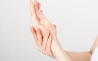 ドケルバン病は、親指の付け根をゆるめるようにマッサージするとよい（写真はイメージ=PIXTA）