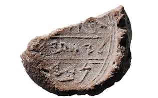 粘土に押され、一部が欠けた2700年前の封印。古代エルサレムのごみ捨て場から出土した。刻まれているのは、聖書に登場する預言者イザヤの名かもしれない。（PHOTOGRAPH BY OURIA TADMOR/ EILAT MAZAR）