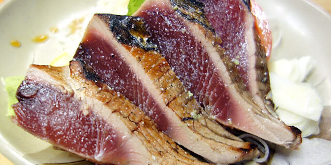 カツオの タタキ 由来は 本場高知は塩で味わう Nikkei Style