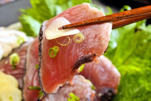 カツオの タタキ 由来は 本場高知は塩で味わう Nikkei Style カツオの タタキ 由来は 本場高知は塩で味わう Nikkei Style