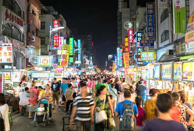 アジア新興国では人口が増え続けている（台湾の夜景）＝PIXTA