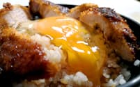 金沢で出合った生卵がのったカツ丼