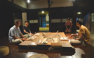 京都・美山（みやま）のかやぶき民家の宿「美山FUTON&Breakfast」で、大きな囲炉裏を囲んでの夕食。この雰囲気すべてが外国人観光客には魅力的なのです。（写真:japan-guide.com）