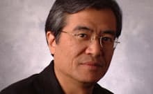 坂村 健氏（さかむら けん）<BR>
1951年生まれ。工学博士。東京大学大学院情報学環教授、ユビキタス情報社会基盤研究センター長。1984年からオープンなコンピューターアーキテクチャ「TRON」を構築。携帯電話、家電、デジタル機器、自動車、宇宙機などの組み込みOSとして世界中で多数使われている。2002年よりYRPユビキタス・ネットワーキング研究所所長を兼任。いつでも、どこでも、誰もが情報を扱えるユビキタス社会実現のための研究を推進している。2003年に紫綬褒章。2006年に日本学士院賞、2015年にITU（国際電気通信連合）150 Awardsを受賞。2017年1月東京都「ICT先進都市・東京のあり方懇談会」座長就任。『IoTとは何か 技術革新から社会革新へ』（角川新書）、『オープンIoT 考え方と実践』（パーソナルメディア）など著書多数（画像提供:東京大学坂村健教授）