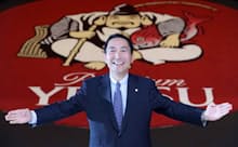 「エビス」のロゴをバックに尾賀真城社長