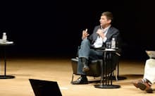 討論する(左から)小柳編集委員、ユルゲンス氏、安宅氏