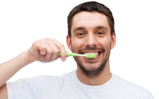 歯を磨いていたら歯ぐきから出血、いつものことだからと気にしていない人も多いかもしれないが……　写真はイメージ=(c) dolgachov-123RF