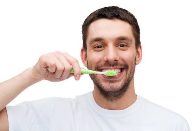 歯を磨いていたら歯ぐきから出血、いつものことだからと気にしていない人も多いかもしれないが……　写真はイメージ＝(c) dolgachov-123RF