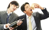 お酒の席で酔いつぶれた人、急性アルコール中毒かどうかを見極めるには？ 写真はイメージ=(c)Shojiro Ishihara-123RF