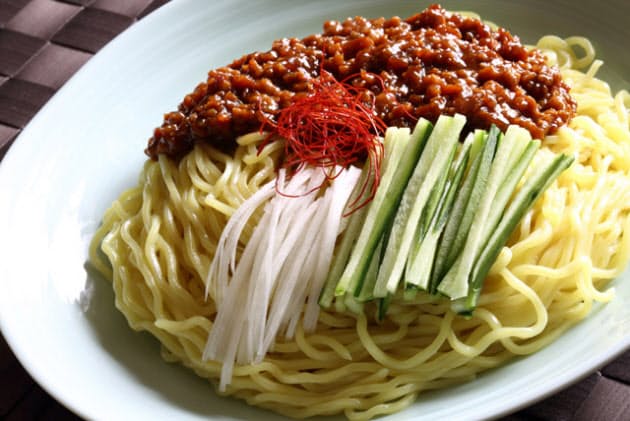 非モテ男女は黒衣で黒い麺を 4月14日ブラックデー Nikkei Style 非モテ男女は黒衣で黒い麺を 4月14日ブラックデー Nikkei Style