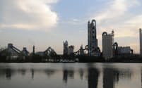 中国は安定成長を続けるため、企業の海外進出を推進している（安徽省のセメント工場）　写真はイメージ