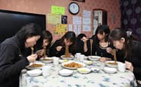 韓国では非モテ男女が黒衣を身にまとい、黒い肉味噌のジャジャン麺を食べる=konest.com