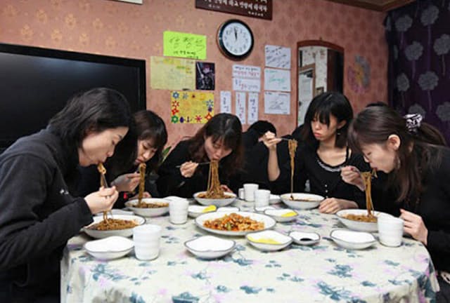 韓国では非モテ男女が黒衣を身にまとい、黒い肉味噌のジャジャン麺を食べる＝konest.com