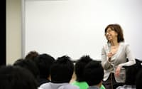 早稲田大学の授業で特別講師として学生の質問に答える南場社長（5月25日）