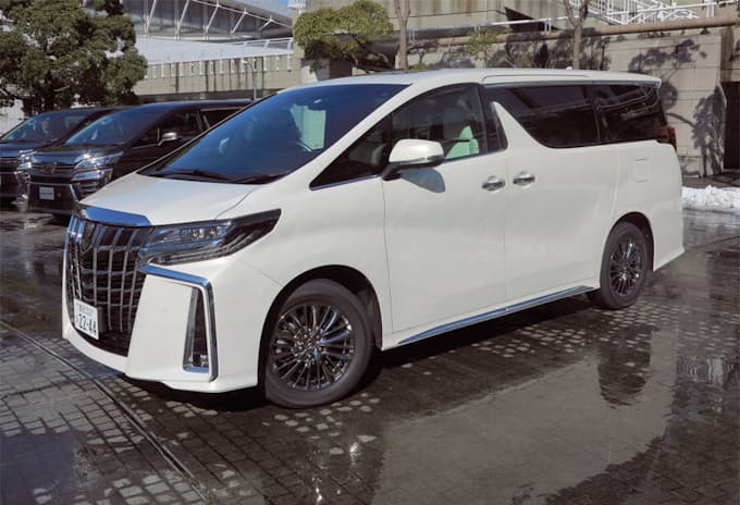トヨタ初の車線維持 スバル アイサイト との違い 日本経済新聞