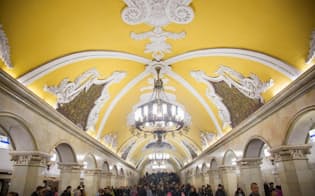 コムソモーリスカヤ駅:このモスクワ市でも有数の乗降者数がある駅では、全部で68本の見とれるほど美しい大理石の柱を、シャンデリアが照らしている（PHOTOGRAPH BY JEFF HEIMSATH）
