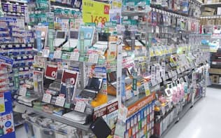 秋葉原の中央通りにあるビックカメラAKIBA。4階の文房具売り場近くに電子辞書が置かれている