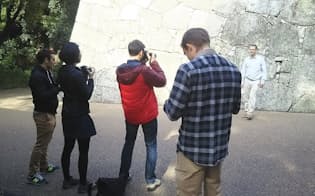 研修を兼ねた取材旅行で道後温泉に集合したスタッフ。松山城の石垣の前で。この後は各自、次の目的地に向かいました（写真:japan-guide.com）