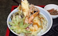 凍り豆腐の天ぷらを御柱祭の御柱に見立てている（秋月そば本店）