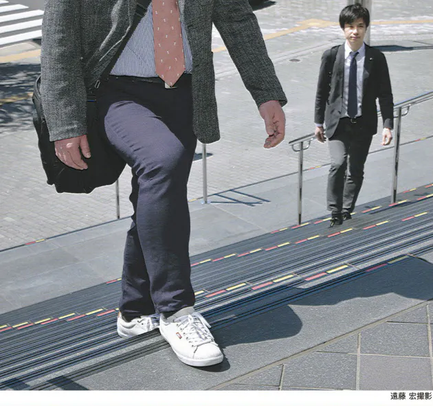 スニーカーで通勤するなら 細身パンツでバランス良く Nikkei Style スニーカーで通勤するなら 細身パンツでバランス良く Nikkei Style