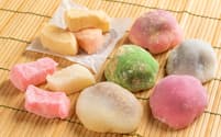 普通の和菓子に見えるかもしれないが、これらはハワイに根付いた和菓子だ（右側がFUJIYAのmochi、左上がNISSHODOのKinako Dango、左下がChichi Dango）
