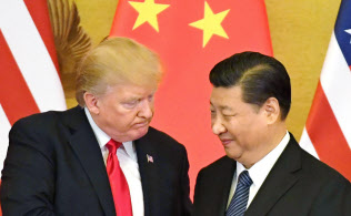 米中攻防の背景にはサイバー攻撃がある(トランプ米大統領〈左〉と習近平・中国主席)=共同 米中攻防の背景にはサイバー攻撃がある(トランプ米大統領〈左〉と習近平・中国主席)=共同