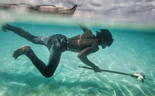 マレーシア、マンタブアン島のサンゴ礁で魚や貝を獲るバジャウ族の青年ディド（PHOTOGRAPH BY MATTHIEU PALEY, NATIONAL GEOGRAPHIC）