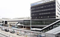 2020年の全面開業に向けて改修工事中の大阪国際空港ターミナルビル。大規模な改修は1969年の供用開始以来。バス、タクシー乗り場も中央エリアに集約