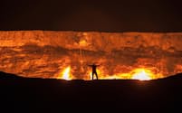 「地獄の門」は、天然ガスが燃え続ける大穴。数十年前から燃え続けている（PHOTOGRAPH BY GEORGE KOUROUNIS, NATIONAL GEOGRAPHIC CREATIVE）