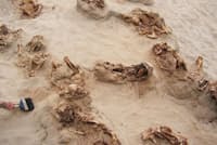 考古学者たちは1日で12体以上の生贄の遺体を発掘した。遺体は乾燥した砂の中で500年以上保存されていた。子供たちの死亡時の年齢は8歳~12歳が多かった(PHOTOGRAPH BY GABRIEL PRIETO) 考古学者たちは1日で12体以上の生贄の遺体を発掘した。遺体は乾燥した砂の中で500年以上保存されていた。子供たちの死亡時の年齢は8歳~12歳が多かった(PHOTOGRAPH BY GABRIEL PRIETO)