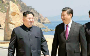 北朝鮮の労働新聞が9日掲載した、中国遼寧省大連の浜辺を歩く金正恩朝鮮労働党委員長(左)と習近平国家主席の写真=コリアメディア提供・共同 北朝鮮の労働新聞が9日掲載した、中国遼寧省大連の浜辺を歩く金正恩朝鮮労働党委員長(左)と習近平国家主席の写真=コリアメディア提供・共同