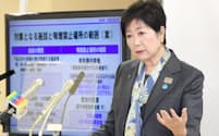 記者会見で東京都の受動喫煙防止条例案を説明する小池百合子知事