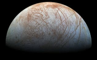 木星の衛星エウロパは、分厚い氷の殻に覆われており、その下にある巨大な海には生命が存在する可能性があると考えられている（PHOTOGRAPH BY NASA）