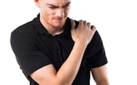 背中や肩に痛みが出る場合は、五十肩と間違われることも。写真はイメージ=(c)Luis Molinero Martinez-123RF
