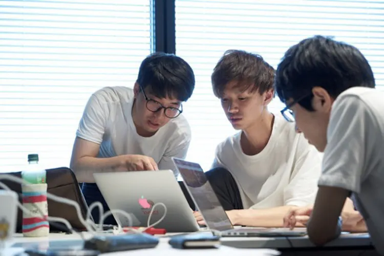 Line インターン学生に 月給 40万円も 増える即戦力 本気で採用に動くワケ Nikkei Style