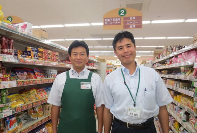 河合岳史社長（右）は、従業員と会社の未来を考えて日曜休みのスーパーを構築した