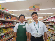 河合岳史社長（右）は、従業員と会社の未来を考えて日曜休みのスーパーを構築した