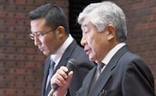 記者会見する日大アメフト部の内田正人前監督(右)と井上奨元コーチ(5月23日、東京都千代田区)