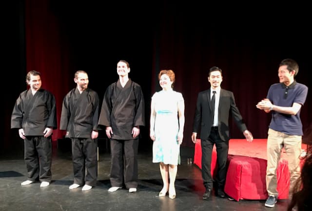 オペラ「金色夜叉」世界初演のカーテンコール。右端が作曲の横川朋弥（2018年5月27日、オーストリア・グラーツ歌劇場ストゥーディオビューネで）