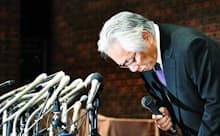 記者会見で謝罪する日大の大塚吉兵衛学長のネクタイは細かい模様が入った鮮やかなブルーだった(5月25日、東京都千代田区)